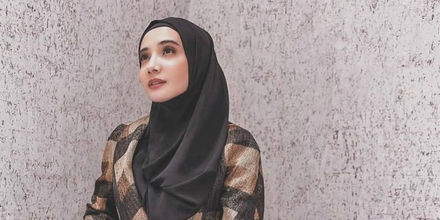 Gaya Hijab Classy Zaskia Sungkar dengan Tas Rp47 Juta