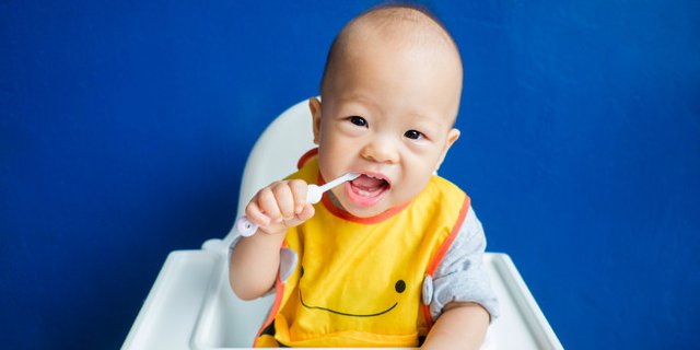6 Cara Merawat Gigi Bayi yang Baru Tumbuh