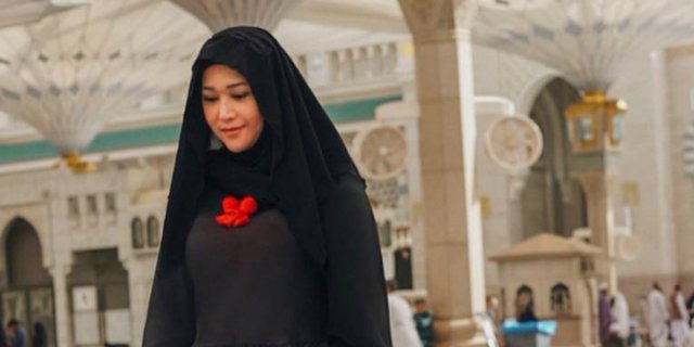 Umroh Naik Jet Pribadi, Cantiknya Maia Estianty Berhijab