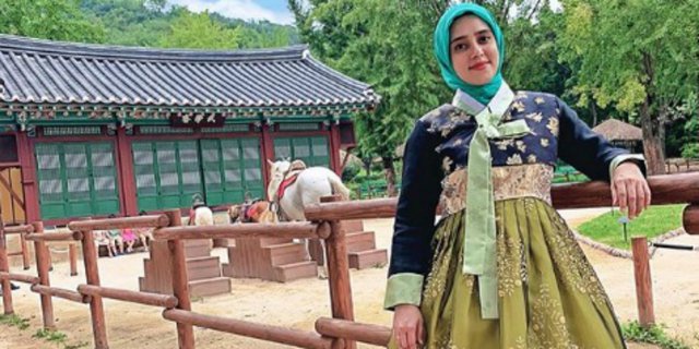 Padukan Hijab dan Hanbok, Tengok Gaya Fairuz A Rafiq di Korea