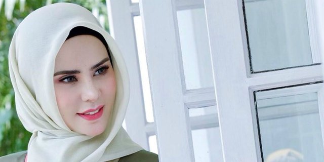 Gaya Hijab Pastel Angel Lelga Bawa Tas Mungil Rp245 Juta
