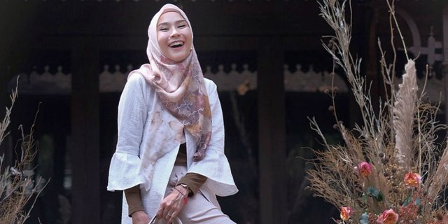 Hangout Pakai Baju Tidur, Gaya Hijab Zaskia Adya Mecca Disorot