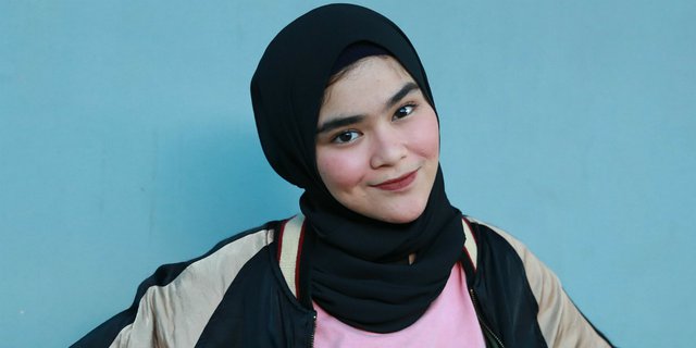 Unik, Gaya Hijab dan Rok 'Kresek' ala Sivia Azizah
