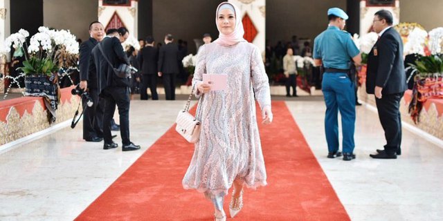 Berbalut Fashion Branded, Rachel Maryam Melenggang ke Senayan