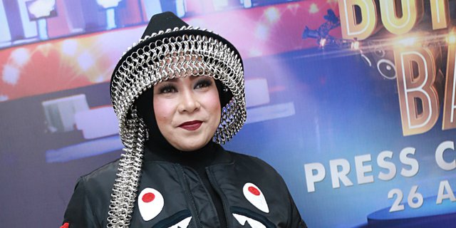 Gaya Hijab 'Listrik' Melly Goeslaw di Konser Rossa