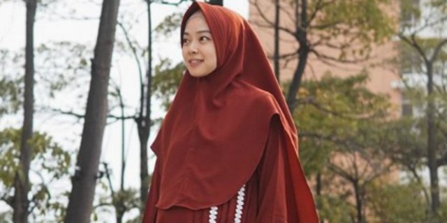 Berhijab Syar'i, Lindswell Kwok Pamer Baby Bump