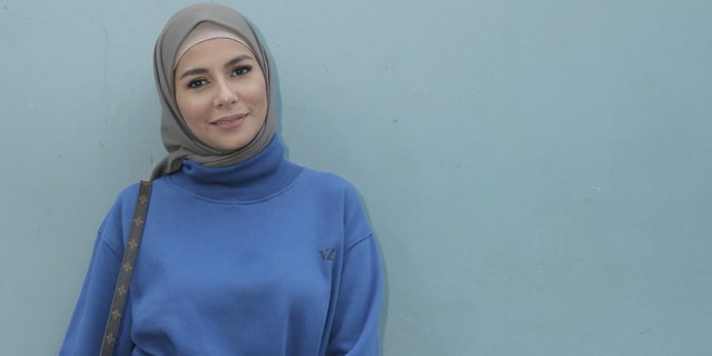 Momong Anak, Meisya Siregar Modis Pakai Hijab Kasual