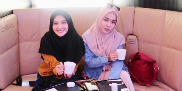 Serba Mewah, Gaya Kompak Hijab Medina Zein dan Zaskia Sungkar
