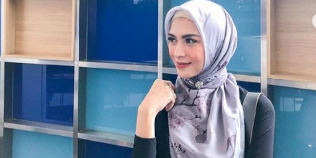 Problematika Hijab Outfit Donita Antar Anak Sekolah