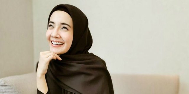 Pakai Makeup Super Tipis, Yuk Tiru Gaya Natural Zaskia Sungkar!