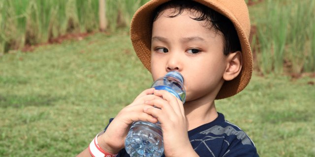 10 Cara Mencegah Dehidrasi Anak di Tengah Cuaca Panas