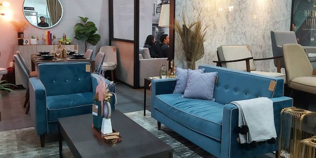 Sofa Velvet Beri Sentuhan Mewah di Ruang Keluarga