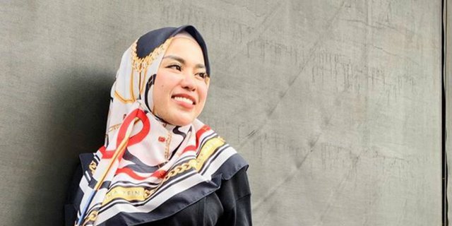 Pakai Outfit Tabrak Motif, Sandal Jepit Medina Zein Disorot