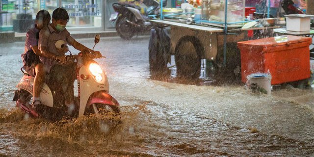 Cara Pilih Ban Motor yang Tepat untuk Musim Hujan