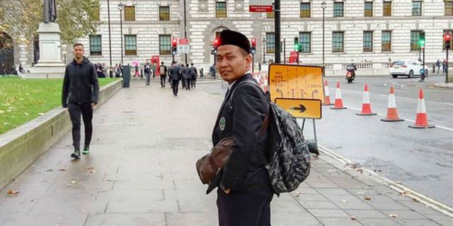 Sosok Viral Ustaz yang Berdialog di Parlemen Inggris dengan Logat Sunda