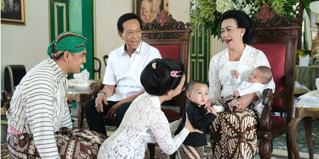 Momen Sakral Tedhak Siten Cucu Sri Sultan Hamengkubuwono X