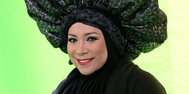 Gaya Hijab Nyentrik Melly Goeslaw, Kapal Nangkring di Kepala