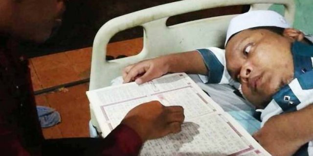 Masya allah, Ustaz Disabilitas Bimbing 42 Santri Baca Al-Qur'an dari Atas Dipan