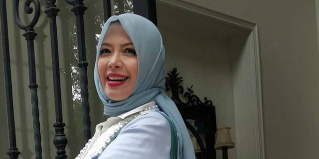 Nur Asia Uno Modis dengan Gaya Hijab Topi