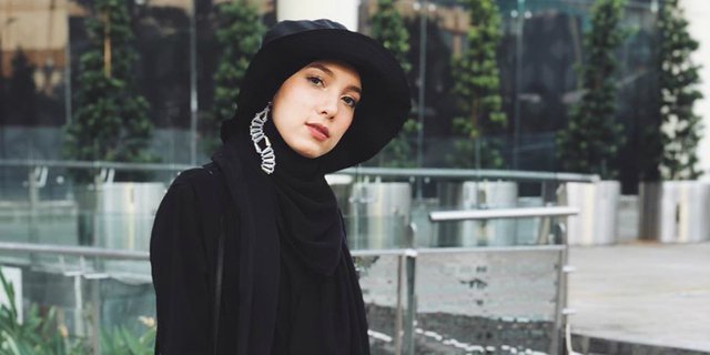 Inspirasi Outfit Edgy Serba Hitam ala Jenahara