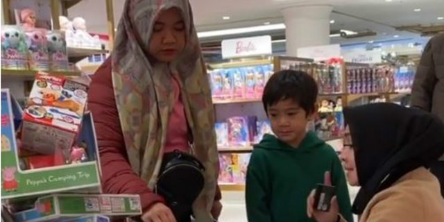 Lihat Aksi Rafathar Borong Mainan di London, Sang Nenek Tinggal Bayar