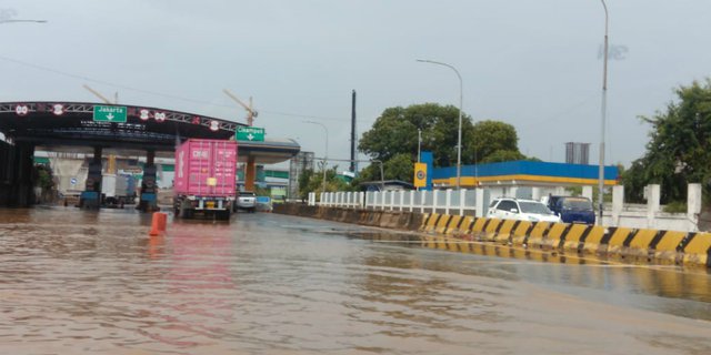 Terdampak Banjir, Jasa Marga Alihkan Arus Lalin di Tol Japek