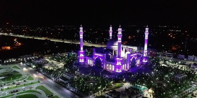 Mengagumi Keindahan Masjid Prophet Muhammad, Berubah Warna Saat Azan