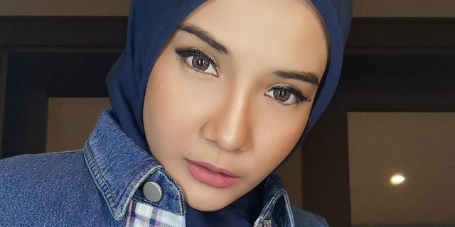 Zaskia Sungkar Stylish Pakai Baju Hijab Renang