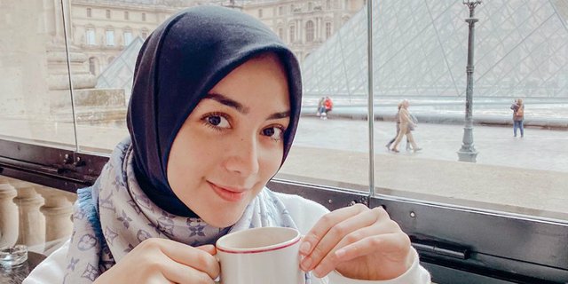 Gaya Chic Citra Kirana Berpose di Menara Eiffel