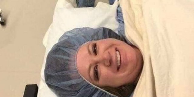 Cerita Kocak di Balik Foto Viral Ibu yang Tertawa Saat Operasi Caesar