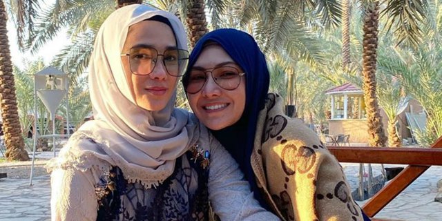Gaya Hijab Etnik Ussy Sulistyawati Saat Umroh