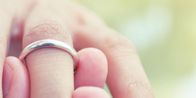 Pengantin Wanita Pamer Foto Cincin Pertunangan Netizen Salfok Dengan Jarinya Dream Co Id