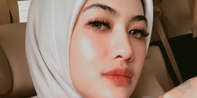 Adik Mendiang Jupe Tampil Edgy Pakai Hijab Rok Tutu