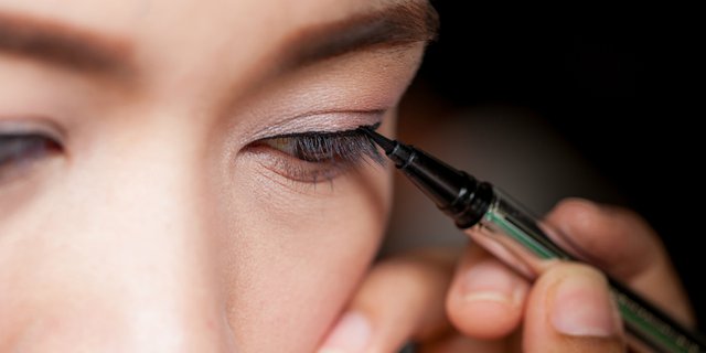 Trik Memakai Eyeliner untuk Jenis Mata Hooded Eyes