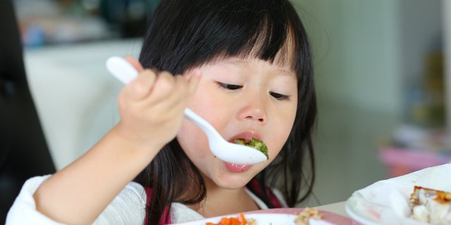 Biarkan Si Kecil Makan Sendiri Mulai Usia 1 Tahun