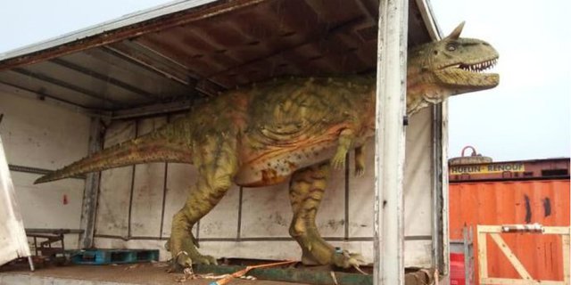 Ingin Hadiahi Mainan Dinosaurus untuk Anak, Ayah Malah Beli Patung Raksasa