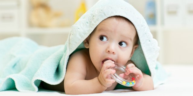Mengapa Bayi Suka Sekali Memasukkan Apapun ke Mulut?