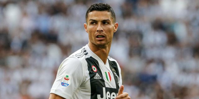 Sebagai Anak dan Ayah, Pesan Cristiano Ronaldo Soal Virus Corona Bikin Haru