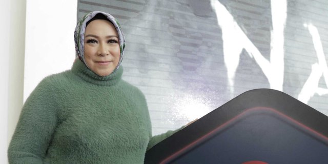 Gaya Nyentrik Melly Goeslaw Berbalut Tutu