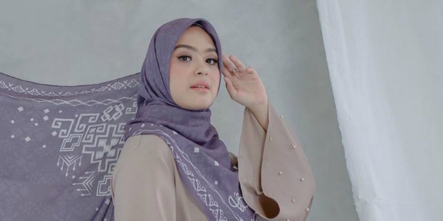 Vebby Palwinta Luncurkan Koleksi Hijab Bertema Labirin