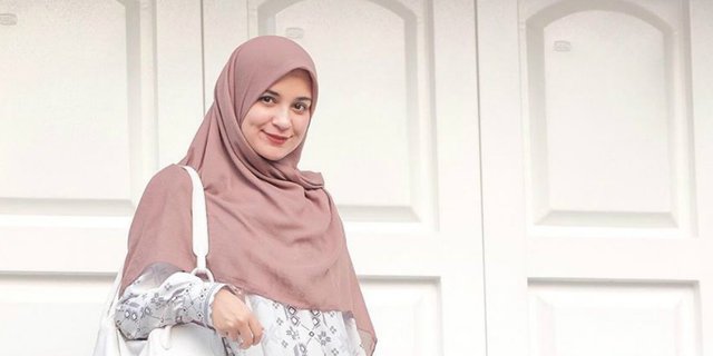 Shireen Sungkar Tampil Fresh Saat Pasang #OOTD di Rumah