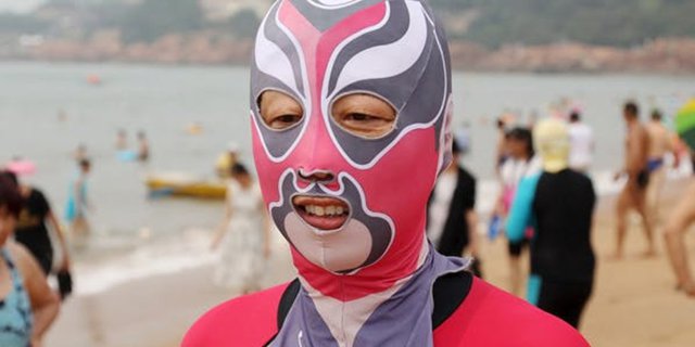 Facekini, Aksesori Pelindung Wajah dari Sinar Matahari Saat di Pantai