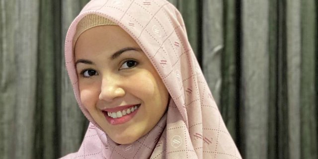 Gaya Hijab Terbaru Ratna Galih, Lebih Muda dan Kekinian