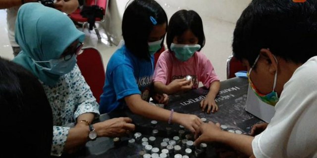 Dua Bocah Makassar Sumbang Tabungan: Untuk Dokter Beli Masker