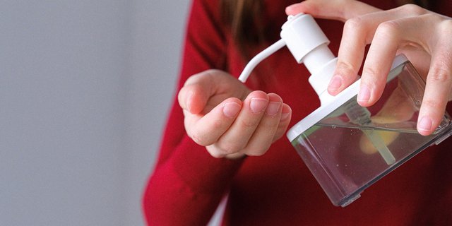 Waspada Risiko Penggunaan Hand Sanitizer Berlebih