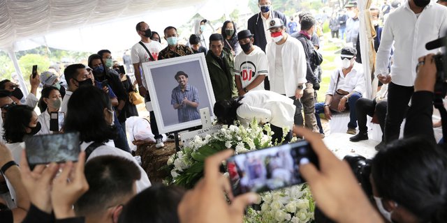 Peluk dan Cium Mutia Ayu di Pusara Glenn Fredly