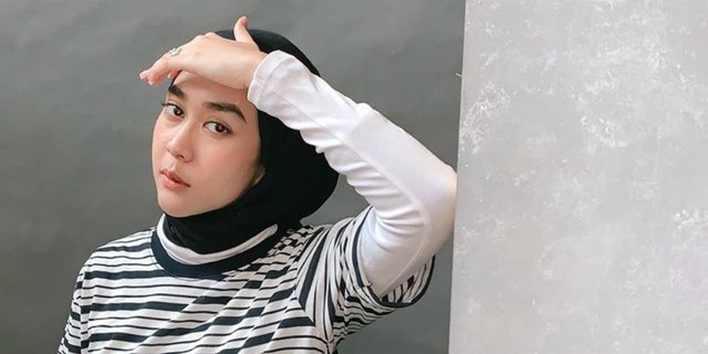 5 Hijab Outfit Simpel untuk WFH di Rumah