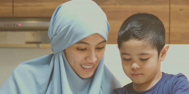 Gaya Hijab Alyssa Soebandono Masak Bareng Anak di Rumah