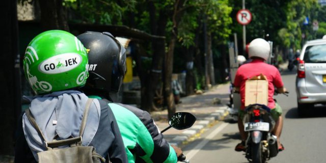 Sibuk Selama Pandemi, Driver Ojol Nangis Dapat Kejutan dari Pelanggan