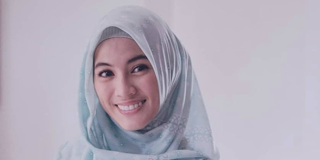 Tutorial Hijab Ciput Silang ala Alyssa Soebandono